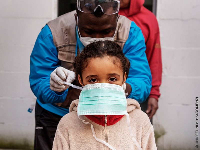 operatore sanitario con mascherina per una giovane ragazza africana