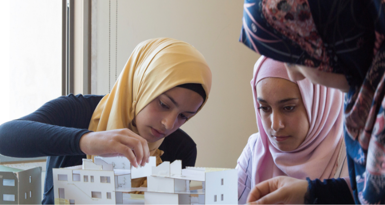 Giovani studentesse libanesi impegnate in un progetto