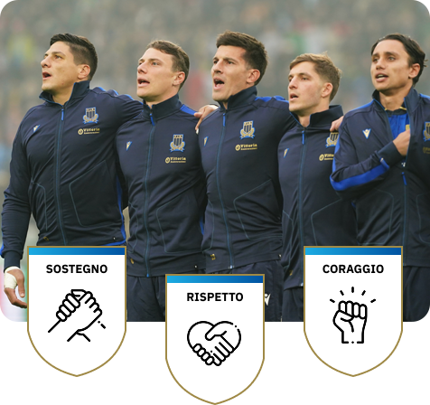 Ragazzi che giocano a rugby su un campo
