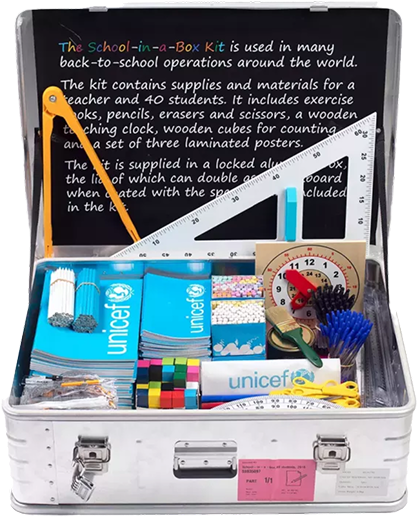 Kit School-in-a-Box aperto con materiali scolastici